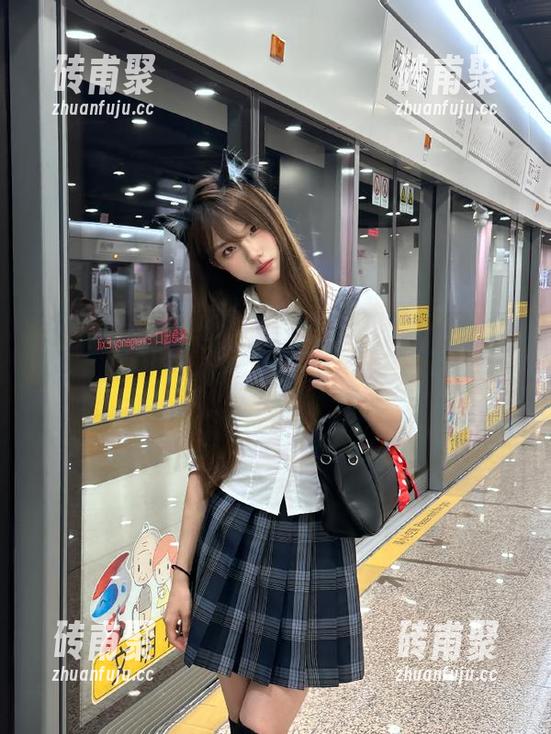 51cc 捧着51ccgg苹果版,看瓜变成了日常新乐趣,打着哈欠也不愿放下。
