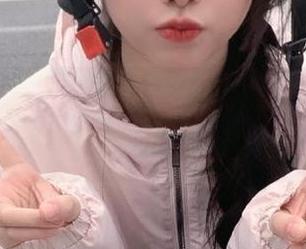 注意，黑料不打烊苹果版已上线！小心爬墙路上摔跤哟