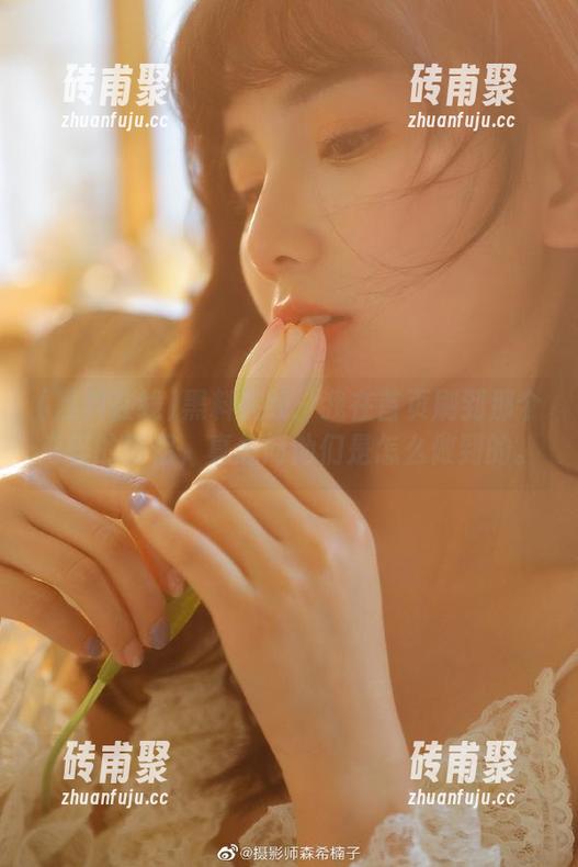 黑料在线 黑料在线:我在首页刷到那个奇怪的情侣,真想问他们是怎么做到的。