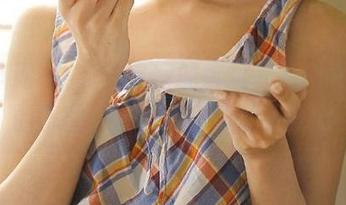 黑料网官网的首页，有种摸不到的优雅，行为怪异却让人莞尔